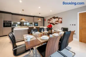 Room E Luxury Room Stay in Batley - Image 5