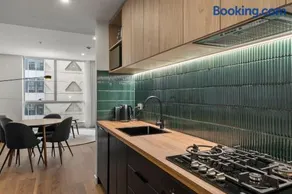 Private Apartment Premium QV Getaway Central including Pool Gym and Parking - Image 4