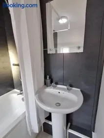 6 beds sleeps 6 only 2 miles from Newcastle centre - Image 4