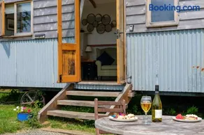 Tranquil, Luxury Shepherd’s Hut, Hot Tub & Views - Image 4