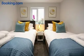 Aisiki Apartments at Stanhope Road, North Finchley, Airconditioned 3-Bedroom and 2-Bathroom, Pet-Friendly Duplex Flat, King or Twin Beds, with Free WiFi - Image 1