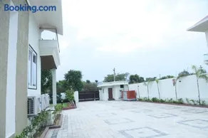 Raj Farms Luxury Villa and Private Pool Near Kukus - Image 4