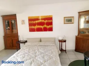 Charming Apartment in Vibo Valentia with Terrace, 60 m² - Image 2