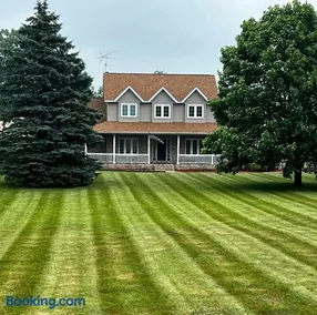 House On Grass Runway with Fly-In/Fly-Out Access - Image 3