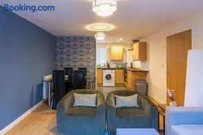 The Vogue Stay, 3 Bedrooms, 2 bathrooms, Ideal for JR & Oxford Hospitals, FREE CarPark, Conveniently located for Ring Road access, 2 miles from Oxford City Centre easy car & bus route - Image 2