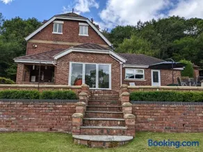 Three bedroomed house with a separate studio apartment by Severn Valley railway - Image 1