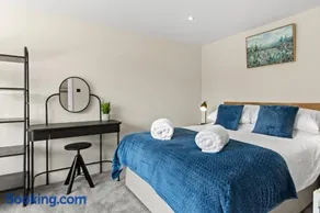 Large Stunning & Modern Home with Private Parking - Image 1