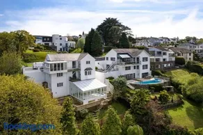 Stunning Property Seaviews, Private Pool & Parking - Image 2