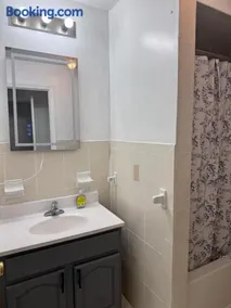 Elegant 3 bedroom 2 bath Downtown Newark - Image 4