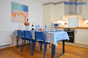 Manor House Apartment 2 - Image 5