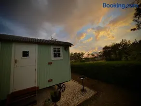 Luxury Shepherds hut with wood fired hot tub on Lincolnshire Coast - Image 4
