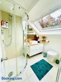 Large Double Room with Private Bathroom West Zone 3 Free Parking - Image 2