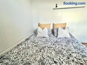 Cozy Private Room in a shared Welcoming Home in The Golden Circle - Image 4