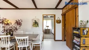 Coastal Vintage Cottage Brimming With Character and Charm Just Moments To Beaches, Bay and Cafes - Image 2