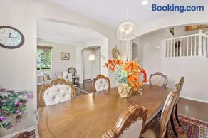 Large home- sleeps 16 - Image 5