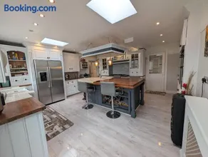 Walsall - 4 Bedroom House, Free Wi-Fi, Spacious Garden, Sleeps 9 - Image 2