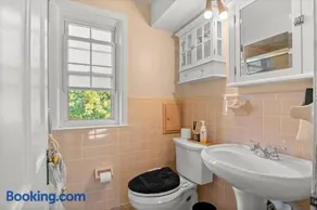 Modern Townhouse Near Everything Shopping Center - Image 1