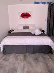 Dalgety Bay Luxury Studio Apartment - Image 2