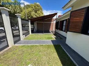 Casa Luminosa Con patio y garaje - Image 1