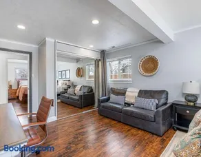 Modern home near UVU and BYU with hot tub and mountain views - Image 1