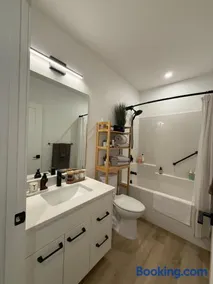 Cozy 2BR retreat in Rosewood - Image 3