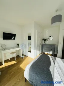 Pearl House - Delightful 3-4 Bedroom Coastal Getaway - Image 1