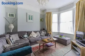 Spacious Double Bedroom - Image 2