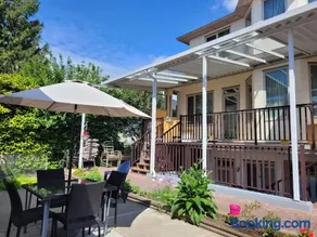 Private Room in Guest House, Near the New Oakridge Mall & Transit - Near Langara 49th Station - Image 1