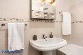 Charming Apartment in Funchal with Balcony and View - Image 4