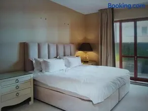 A Spacious Lateral Two Bedroom Two Bathroom Apartment - Image 4