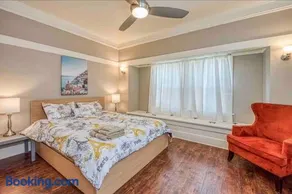 2 King Beds! Fantastic Stylish Bungalow home! - Image 1