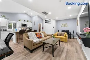 Two Dulles homes 1 price sleeps 16 w/EV parking - Image 1