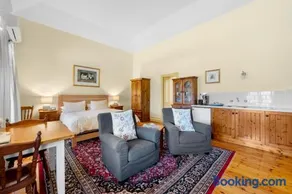 Robe House Heritage Accommodation - Image 2