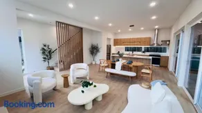 Brand New Architectural Gem 1900 sqft House with SPA bathroom 15min to downtown - Image 2