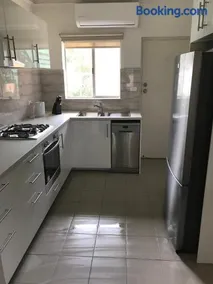 Stay in spacious, homely unit in prestigious area - Image 4