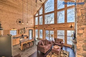 Paddle Ready: Hayward Lake View Retreat w/ BBQ - Image 1