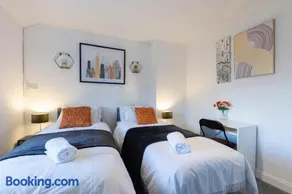 Captivating 3-bed House Near Leeds City Centre - Image 2