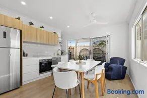 "Redcliffe Townhouse, King Bed, Horses Next Door, Short Walk to Beach" - Image 2