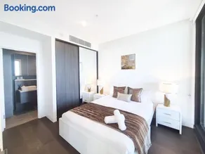 Luminous Luxe 2-Bedroom Apartment w Stadium View - Image 3