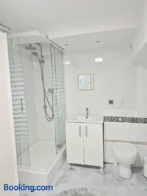 Cool Spacious studio semi basement in hosts house Ideal for The camino - Image 5