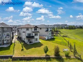 LUXURY LAKEVIEW HOME 2500sqft of private space with 5 Beds 4 Bath 2 Living Rooms Kitchen AC Jacuzzi 18 min to Airport 20 min to Downtown 80 min to Banff - Image 1