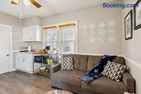 Stylish Lakewood Apartment - Free Parking & Wi-Fi - Image 2