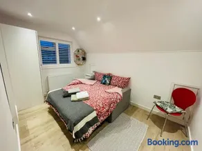 Rooms in a beautiful house with free on St parking - Image 3