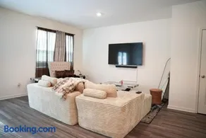 3BR Home 15 Min from Downtown Atlanta Driveway & street parking free - Image 5
