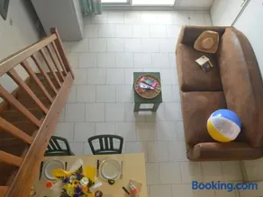 Appart cosy avec mezzanine, terrasse et parking à Fréjus - Image 4