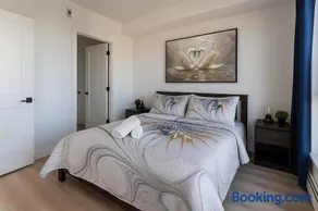 Family Modern 1BR and Den Condo - Apartment with City View, Downtown, Balcony, Free Parking & In-Suite Laundry! - Image 3