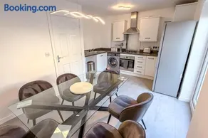 Mansfield 5 Persons 3 Bed with Private Parking - Image 3