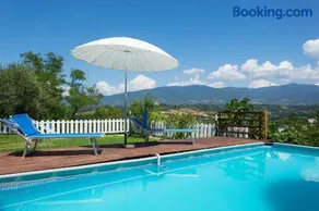 Villa immersa nel verde della Toscana - Image 1