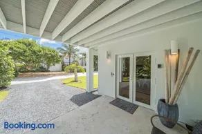 Luxurious Retreat At The Whispering Palms - Image 1