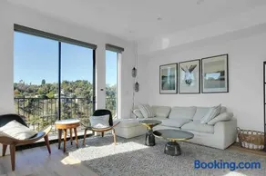Modern Hilltop Villa Perfect for Large Groups - Image 3